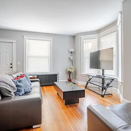 Welcome To Hat City Danbury, A Suburban Retreat Bagian luar foto