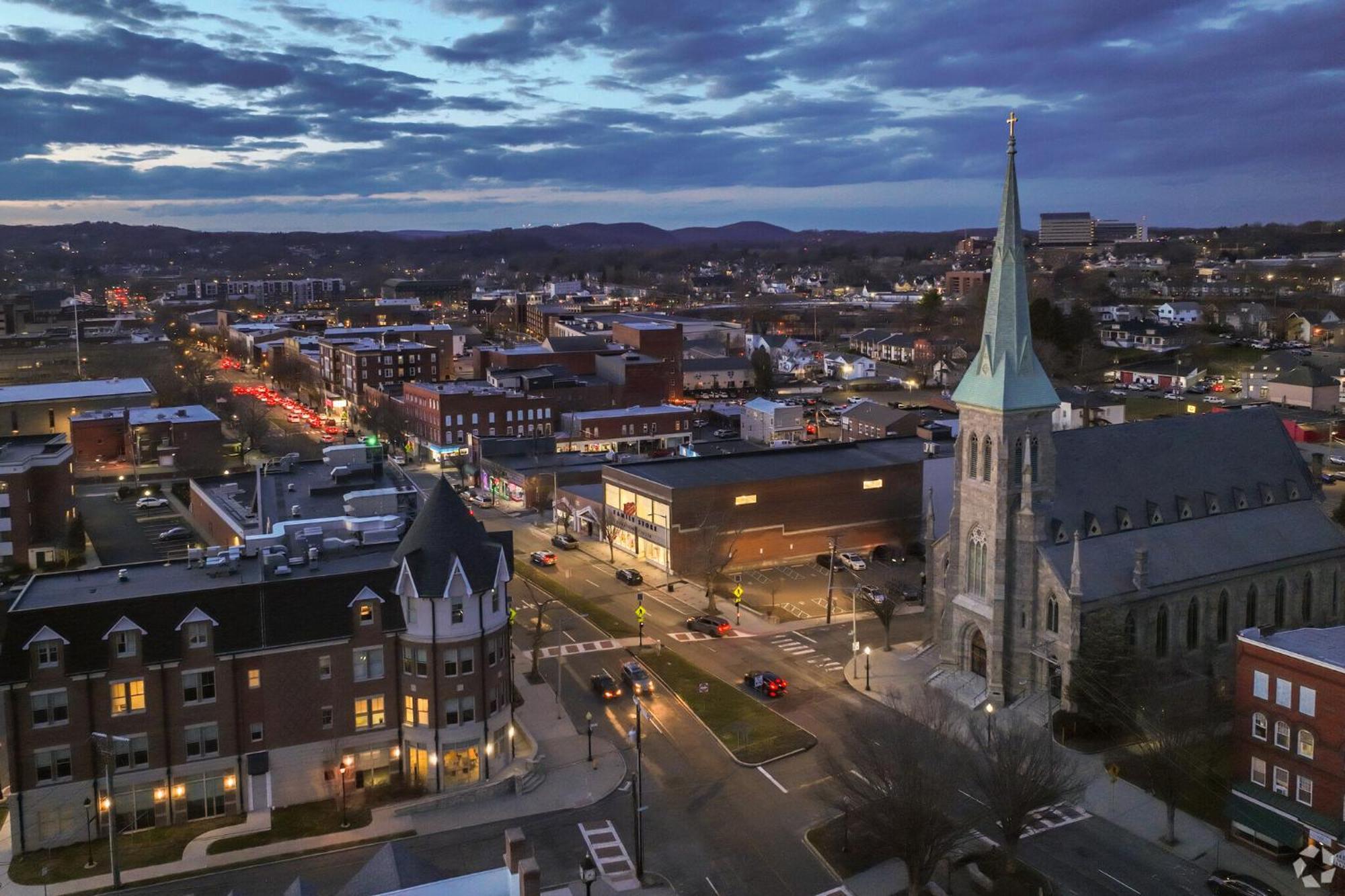 Welcome To Hat City Danbury, A Suburban Retreat Bagian luar foto