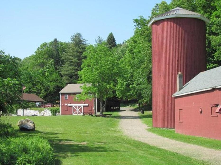 Welcome To Hat City Danbury, A Suburban Retreat Bagian luar foto