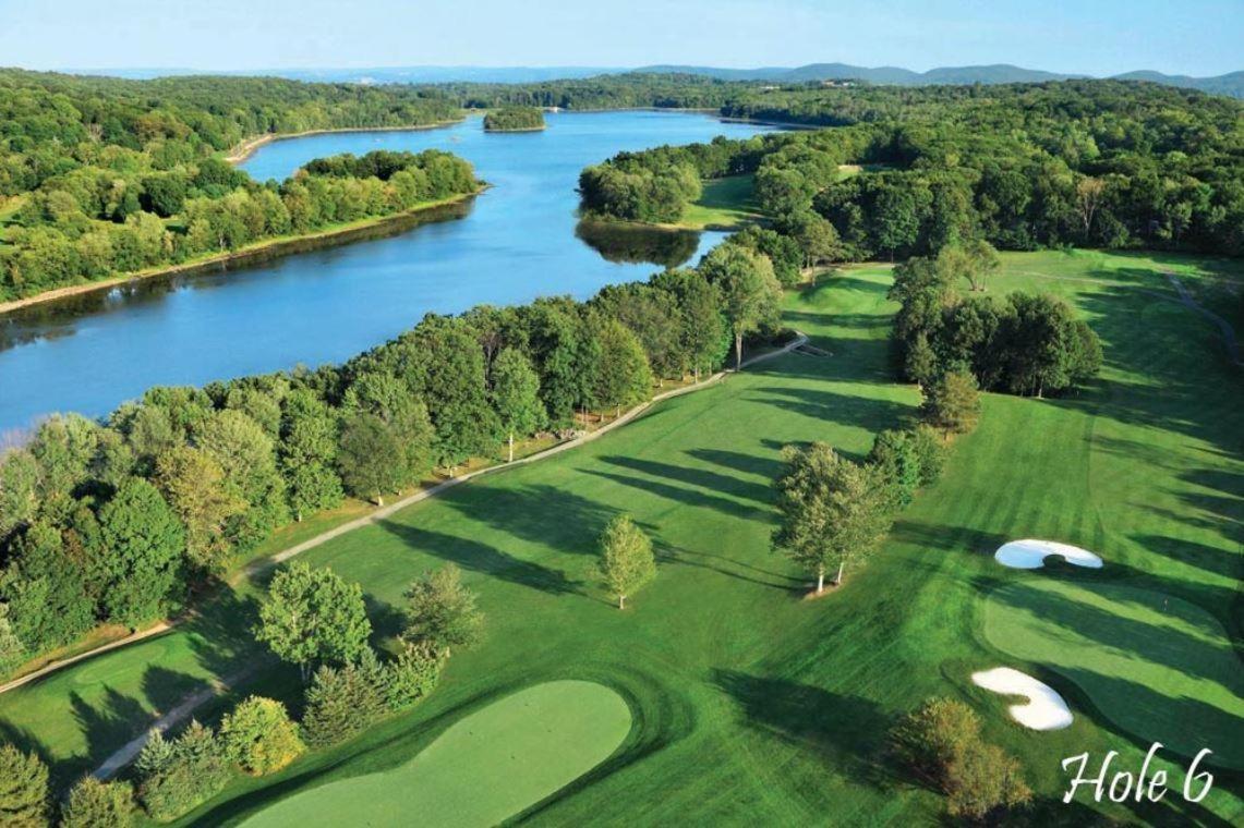 Welcome To Hat City Danbury, A Suburban Retreat Bagian luar foto