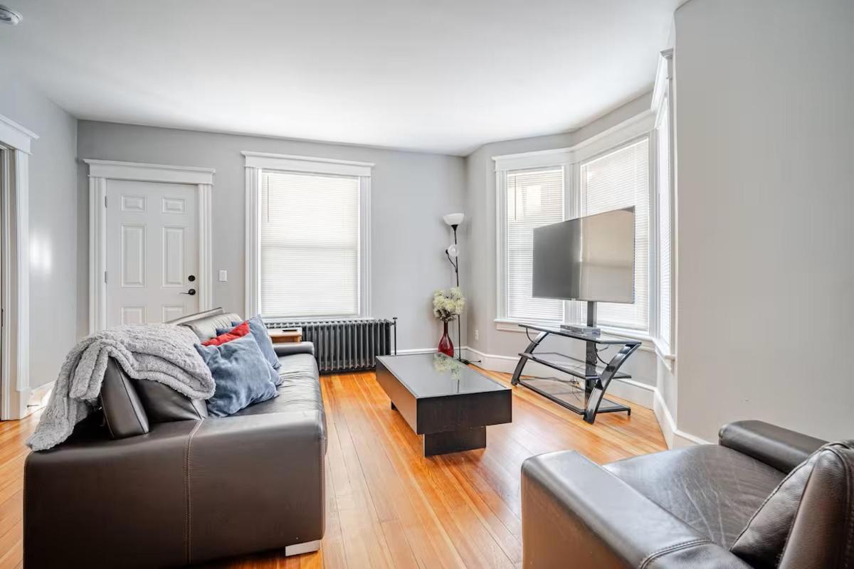 Welcome To Hat City Danbury, A Suburban Retreat Bagian luar foto