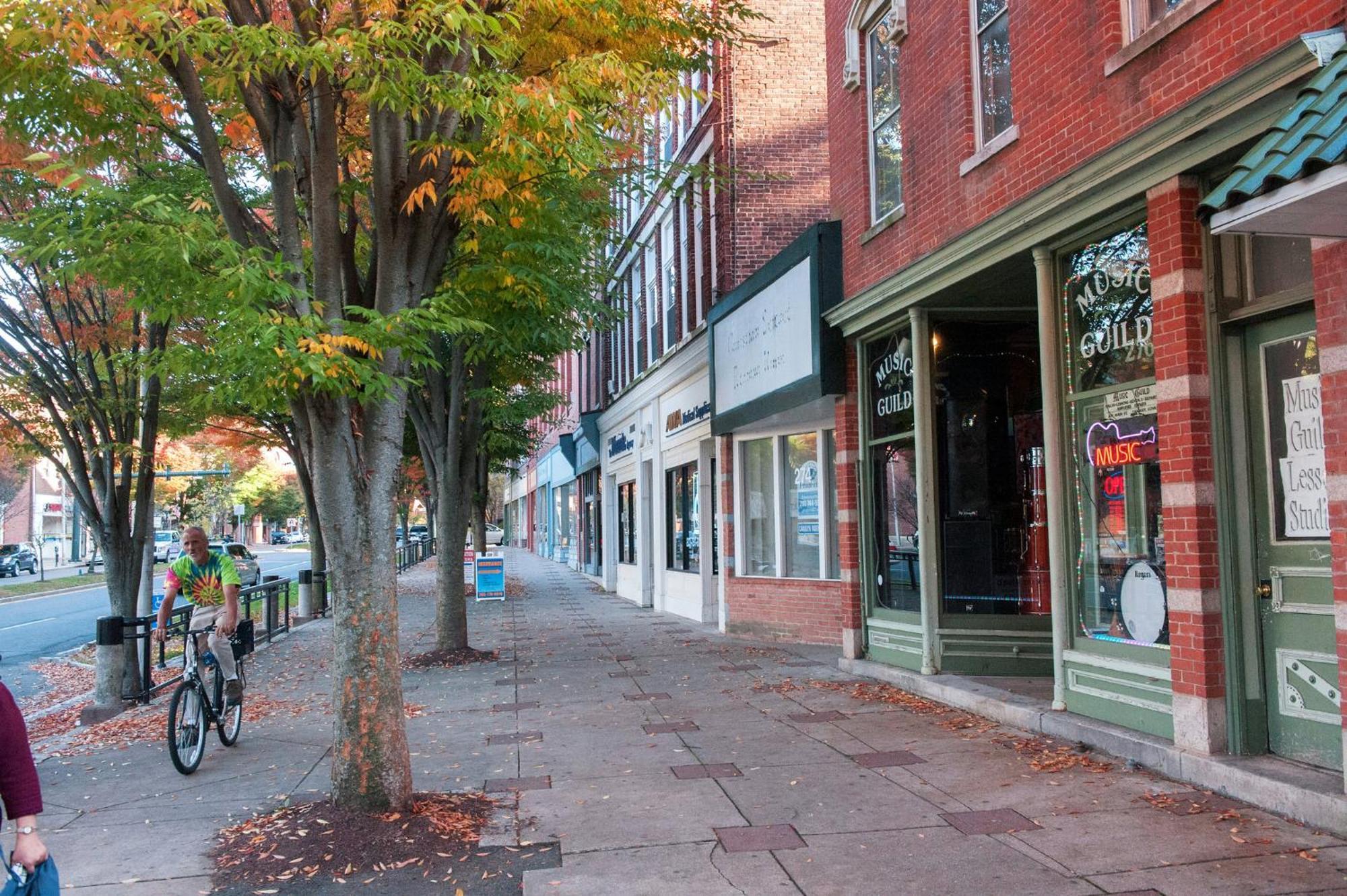 Welcome To Hat City Danbury, A Suburban Retreat Bagian luar foto