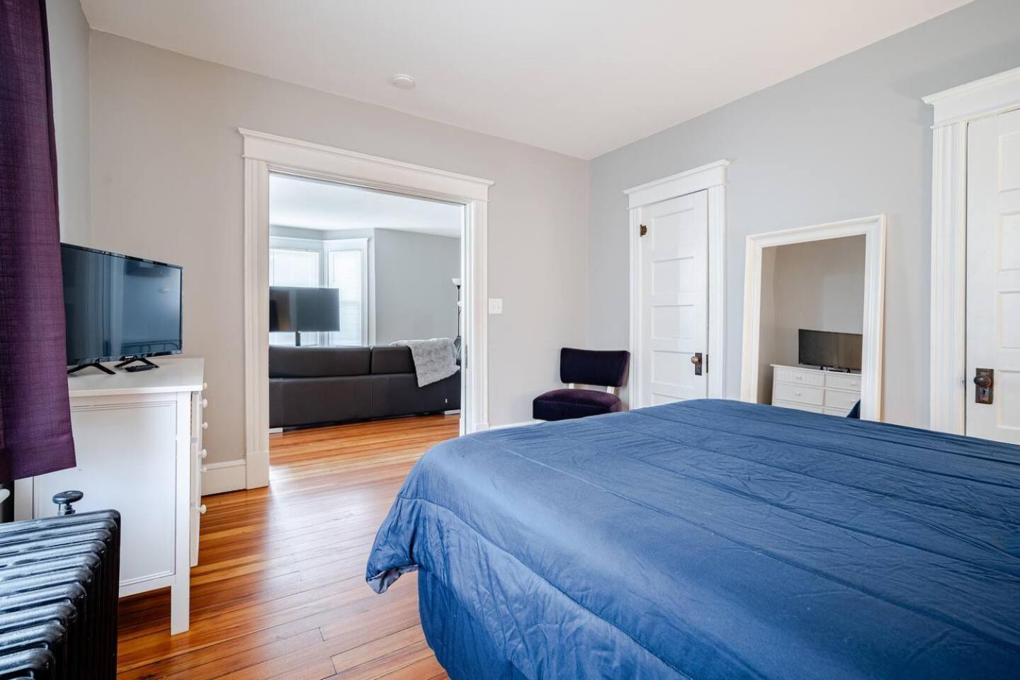 Welcome To Hat City Danbury, A Suburban Retreat Bagian luar foto
