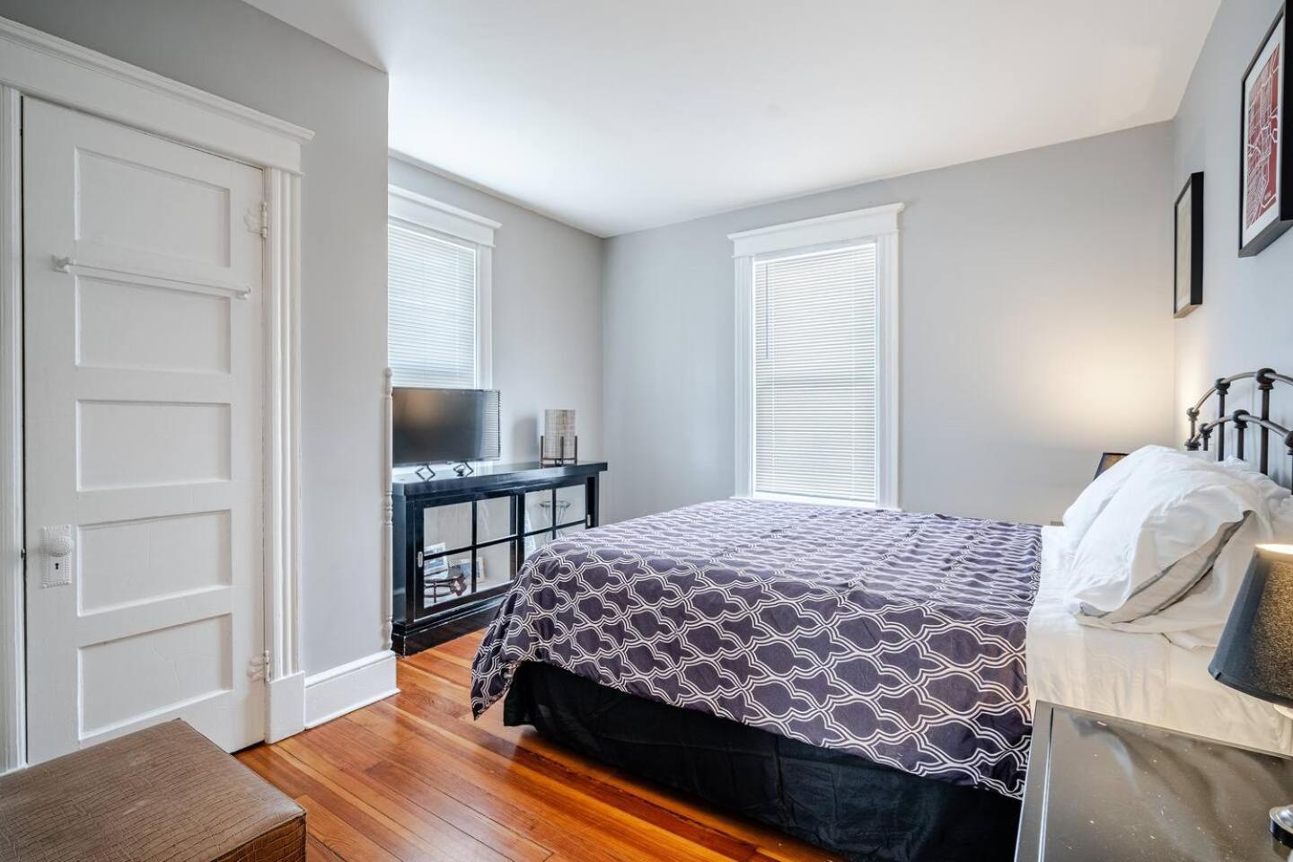 Welcome To Hat City Danbury, A Suburban Retreat Bagian luar foto