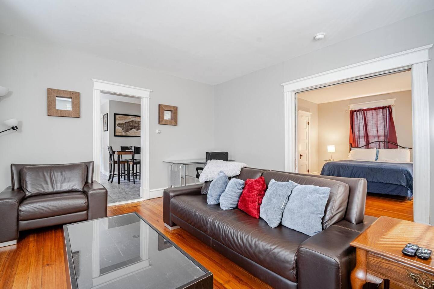 Welcome To Hat City Danbury, A Suburban Retreat Bagian luar foto