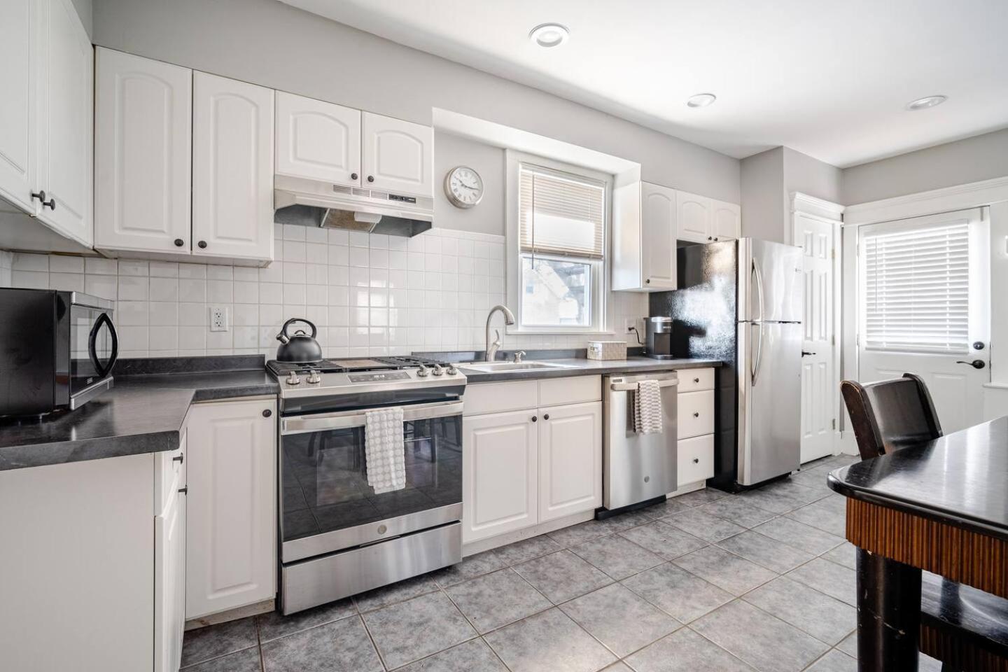 Welcome To Hat City Danbury, A Suburban Retreat Bagian luar foto